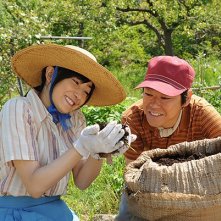 Fruits of Faith: i due protagonisti del film intenti a coltivare le mele biologiche