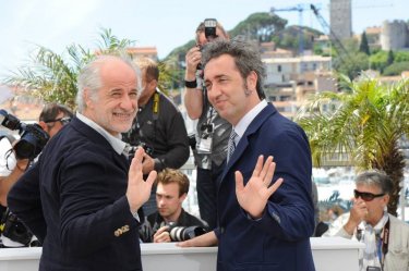 La grande bellezza: Toni Servillo e Paolo Sorrentino posano sorridenti durante il photocall di Cannes 2013