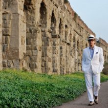 La grande bellezza: Toni Servillo passeggia tra gli scavi di Roma in una scena del film