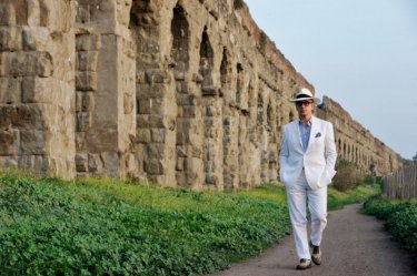 La grande bellezza: Toni Servillo passeggia tra gli scavi di Roma in una scena del film