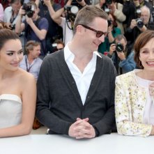 Only God Forgives: Nicolas Winding Refn con Kristin Scott Thomas e Rhatha Phongam durante il photocall di Cannes 2013