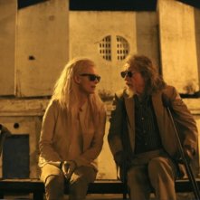 Only Lovers Left Alive: Tilda Swinton e John Hurt discutono in una scena del film