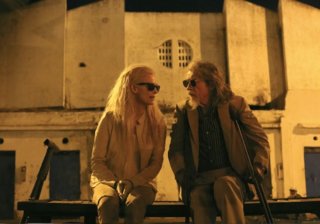 Only Lovers Left Alive: Tilda Swinton e John Hurt discutono in una scena del film