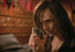 Only Lovers Left Alive: Tom Hiddleston impugna una pistola