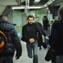 Cha Cha Cha: Luca Argentero in fuga in una scena del film