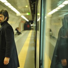 Cha Cha Cha: Luca Argentero sulla banchina della metropolitana in una scena del film