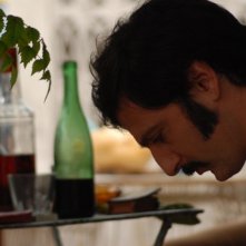 Infanzia clandestina: Ernesto Alterio in una scena del film nei panni di Zio Beto