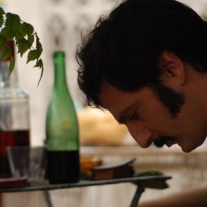 Infanzia clandestina: Ernesto Alterio in una scena del film nei panni di Zio Beto