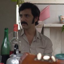 Infanzia clandestina: Ernesto Alterio in una scena tratta dal film