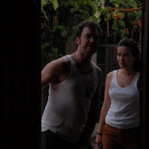 Infanzia clandestina: il regista del film Benjamín Ávila sul set del film con Natalia Oreiro