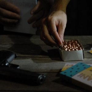 Infanzia clandestina: proiettili e pistola in una scena del film