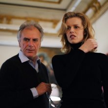 Cha Cha Cha: il regista Marco Risi insieme ad Eva Herzigova sul set del film