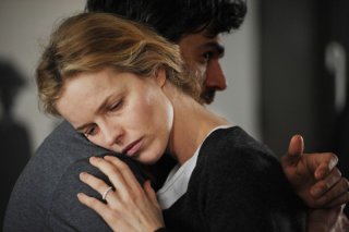 Cha Cha Cha: Luca Argentero abbraccia Eva Herzigova in una scena