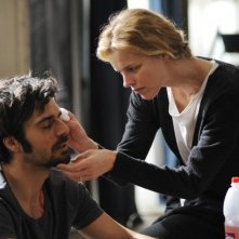 Cha Cha Cha: Luca Argentero con Eva Herzigova in una scena del film
