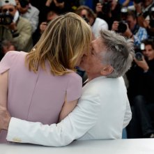 Venere in pelliccia a Cannes 2013: Polanski bacia la protagonista del suo film, Emmanuelle Seigner