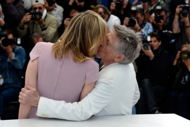 Venere in pelliccia a Cannes 2013: Polanski bacia la protagonista del suo film, Emmanuelle Seigner