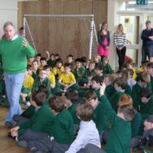 Henry Winkler durante un incontro con un gruppo di bambini