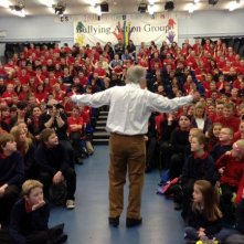 Henry Winkler durante un incontro con un gruppo di studenti