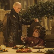 Il trono di spade: Charles Dance e Peter Dinklage in una scena dell'episodio Second Sons