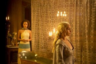 Il trono di spade: Emilia Clarke in una scena dell'episodio Second Sons
