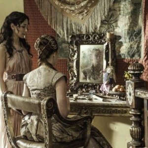 Il trono di spade: Sibel Kekilli e Sophie Turner in una scena dell'episodio Second Sons