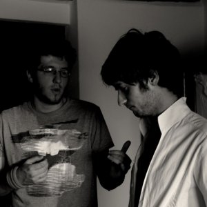 N. Santi Amantini dà indicazioni a Lorenzo Berti sul set di Non ci indurre in tentazione