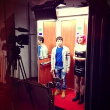 Il set di UP & DOWN all'interno degli studi WHITEROSE PICTURES