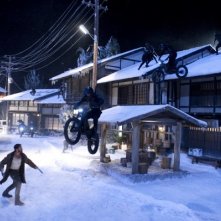 Wolverine: Hugh Jackman combatte contro una banda di motociclisti in mezzo alla neve