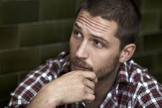 un primo piano di Tom Hardy