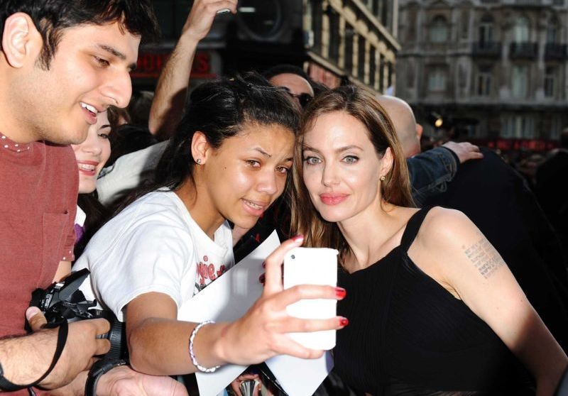 Angelina Jolie Con Una Fan Sul Red Carpet Della Premiere Londinese Di World War Z 277005