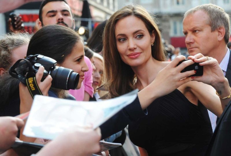 Angelina Jolie Sul Red Carpet Di World War Z Si Concede Ai Fan 277011