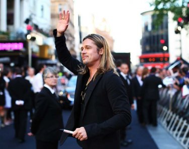 Brad Pitt saluta i fan dal red carpet di World War Z a Londra