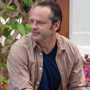 Gil Bellows in una scena del thriller House at the End of the Street
