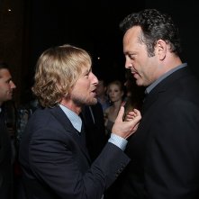 Gli stagisti: Owen Wilson chiacchiera con Vince Vaughn sul red carpet della premiere del film a Westwood