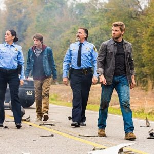 Under the Dome: Jeff Fahey, Mike Vogel, Colin Ford e Natalie Martinez in una foto del pilot