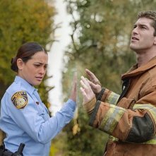 Under the Dome: Natalie Martinez e Josh Carter in una foto del pilot