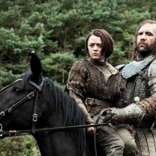 Il trono di spade: Maisie Williams e Rory McCann in una scena di The Rains of Castamere