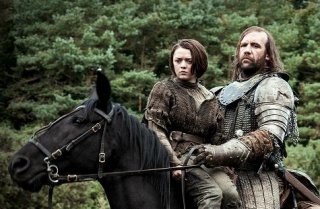 Il trono di spade: Maisie Williams e Rory McCann in una scena di The Rains of Castamere