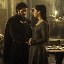 Il trono di spade: Richard Madden e Oona Chaplin in una scena di The Rains of Castamere