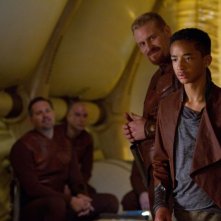 Jaden Smith e Kristofer Hivjunei in una scena di After Earth - Dopo la fine del mondo