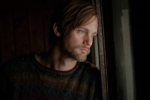 The East: un malinconico primo piano di Alexander Skarsgard