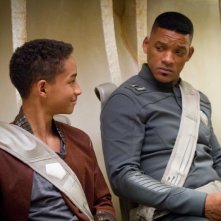 Will Smith e Jaden Smith in una scena del post apocalittico After Earth - Dopo la fine del mondo