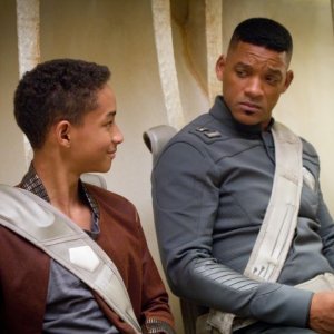 Will Smith e Jaden Smith in una scena del post apocalittico After Earth - Dopo la fine del mondo