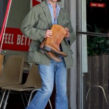 Vizio di forma: Joaquin Phoenix nei panni di Larry Doc Sportello sul set del film