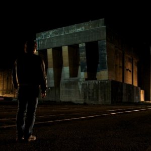 Jean-Hugues Anglade in una sequenza notturna de L'autre vie de Richard Kemp