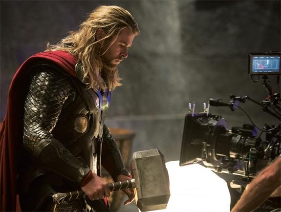 Thor The Dark World Chris Hemsworth E Il Suo Martello Davanti Alla Macchina Da Presa 277255
