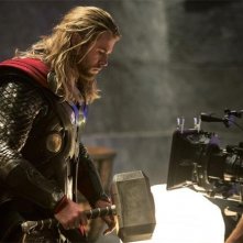 Thor: The Dark World, Chris Hemsworth e il suo martello davanti alla macchina da presa