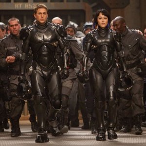 Charlie Hunnam insieme a Rinko Kikuchi in una scena di Pacific Rim