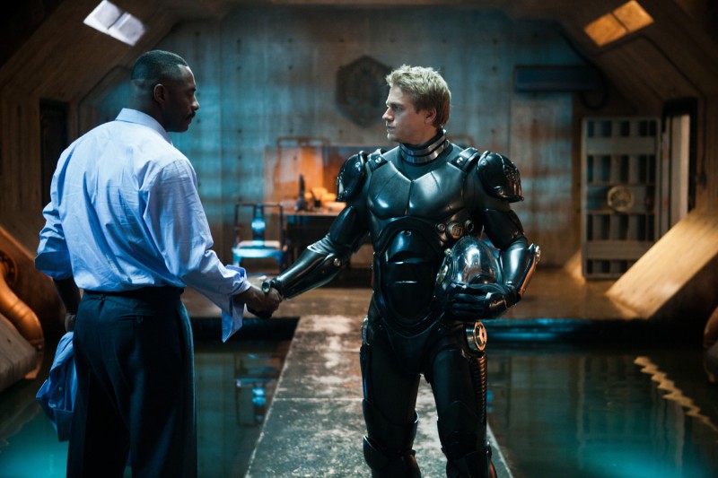 Idris Elba e Charlie Hunnam in una scena di Pacific Rim