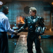 Idris Elba e Charlie Hunnam si stringono la mano in una scena di Pacific Rim